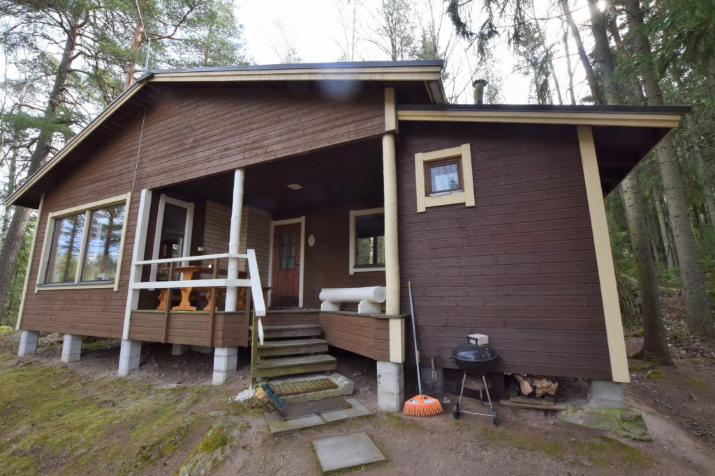 Mökki 5C Rakennettu 1991. Peruskorjattu ja rakennettu sisävessa v. 2010. Pientä pintaremonttia tehty 2018. Yhteiskäytössä oleva 38 neliön rantasauna. Rakennettu 1991, pumppu ja vesihuolto uusittu v. 2011. Varustus Mökissä on 2 makuuhuonetta, olohuone, keittiö, kuisti ja takka. Suihku ja WC sijaitsevat kuistin vieressä (käyntiulkopuolelta, katso pohjapiirros). Mökillä on yhteinen rantasauna. Lattialämmitys on suihku/WC:ssä. Polttopuut kuuluvat [...]
