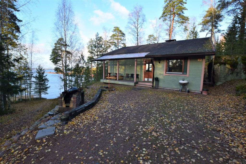 {:fi}{:fi}{:fi} Mökki 3 Rakennettu vuonna 2004. Pintakorjattu vuosina 2013, 2017 ja 2022. Varustus 2 makuuhuonetta, olohuone, keittiö, WC, pesuhuone ja nukkumaparvi. Varustukseen kuuluu Sähkösauna, suihku, pyykinpesukone, ilmastointi ja takka. Lattialämmitys pesuhuoneessa ja WC:ssä. Mökistä löytyy WiFi-yhteys. Keittiön varustukseen kuuluu jääkaappipakastin, astianpesukone, sähköliesi, mikroaaltouuni, kahvin- ja vedenkeitin, leivänpaahdin sekä ruuanvalmistamiseen tarvittavat välineet. Piha-alue Tämä on keskimmäinen mökki [...]