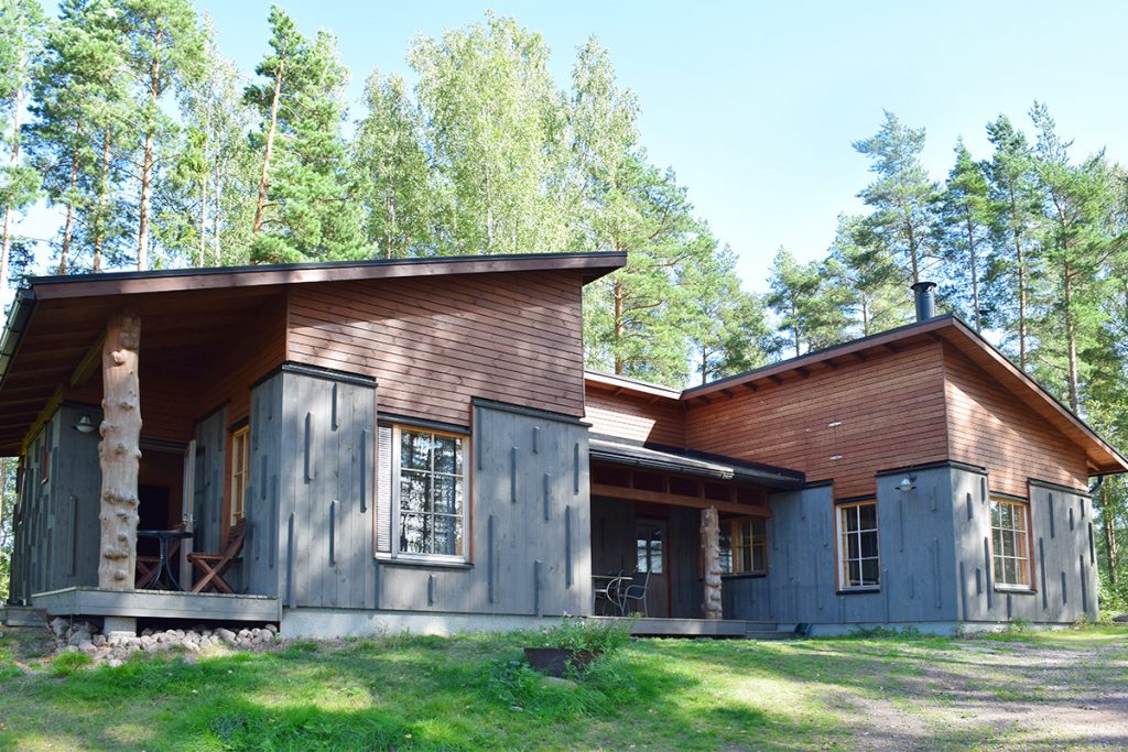 Mökki 19 Rakennettu vuonna 2014. Varustelu 4 makuuhuonetta, keittiö, olohuone 2 x erillistä WC:tä ja pesuhuone. Sähkösauna, pesuhuoneessa on 2 x suihkua, 2 x jääkaappia (toisessa on pakastin) ilmastointi ja takka. Sänkypaikkoja on 8 ja vuodesohvia on 1. Jolloin maksimi kapasiteetti on 9 henkeä. Mökistä löytyy WiFi-yhteys. Maalämmön ansiosta mökissä on vesilämmitteinen lattialämmitys lähes koko [...]