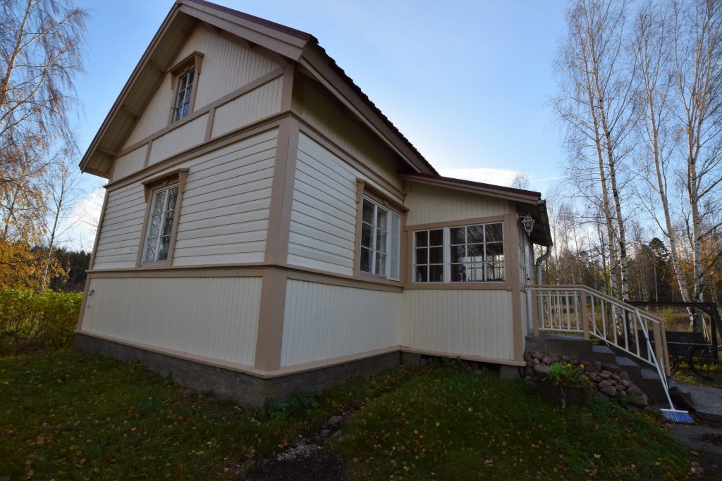 Hut 1 Built in 1954 and overhauled in 2015-2018. Layout and features: 2 bedrooms, living room and kitchen, sauna, shower, 2 x indoor toilet, air conditioner, fireplace and yard terrace. Price of the annual contract: 4900 € + electricity.