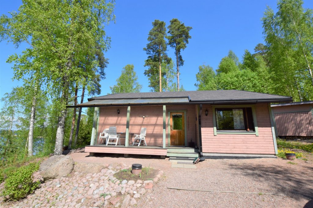 Mökki 2 Rakennettu vuonna 2004. Pintaremonttia tehty vuonna 2013, 2018 ja 2020. Varustus 2 makuuhuonetta, olohuone, keittiö, pesuhuone ja nukkumaparvi. Yleiseen varustukseen kuuluu perinteinen puusauna, suihku, sisä-WC, pyykinpesukone, ilmastointi ja takka. Lattialämmitys pesuhuoneessa ja WC:ssä. Mökistä löytyy WiFi-yhteys. Keittiö varustukseen kuuluu jääkaappipakastin, astianpesukone, sähköliesi, mikroaaltouuni, kahvin- ja vedenkeitin, leivänpaahdin sekä ruuanvalmistamiseen tarvittavat välineet. Sijainti Mökki 2 [...]